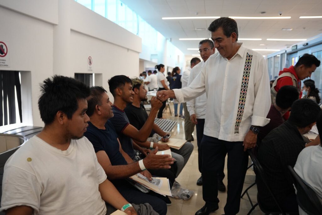 Sergio Salomón y migrantes