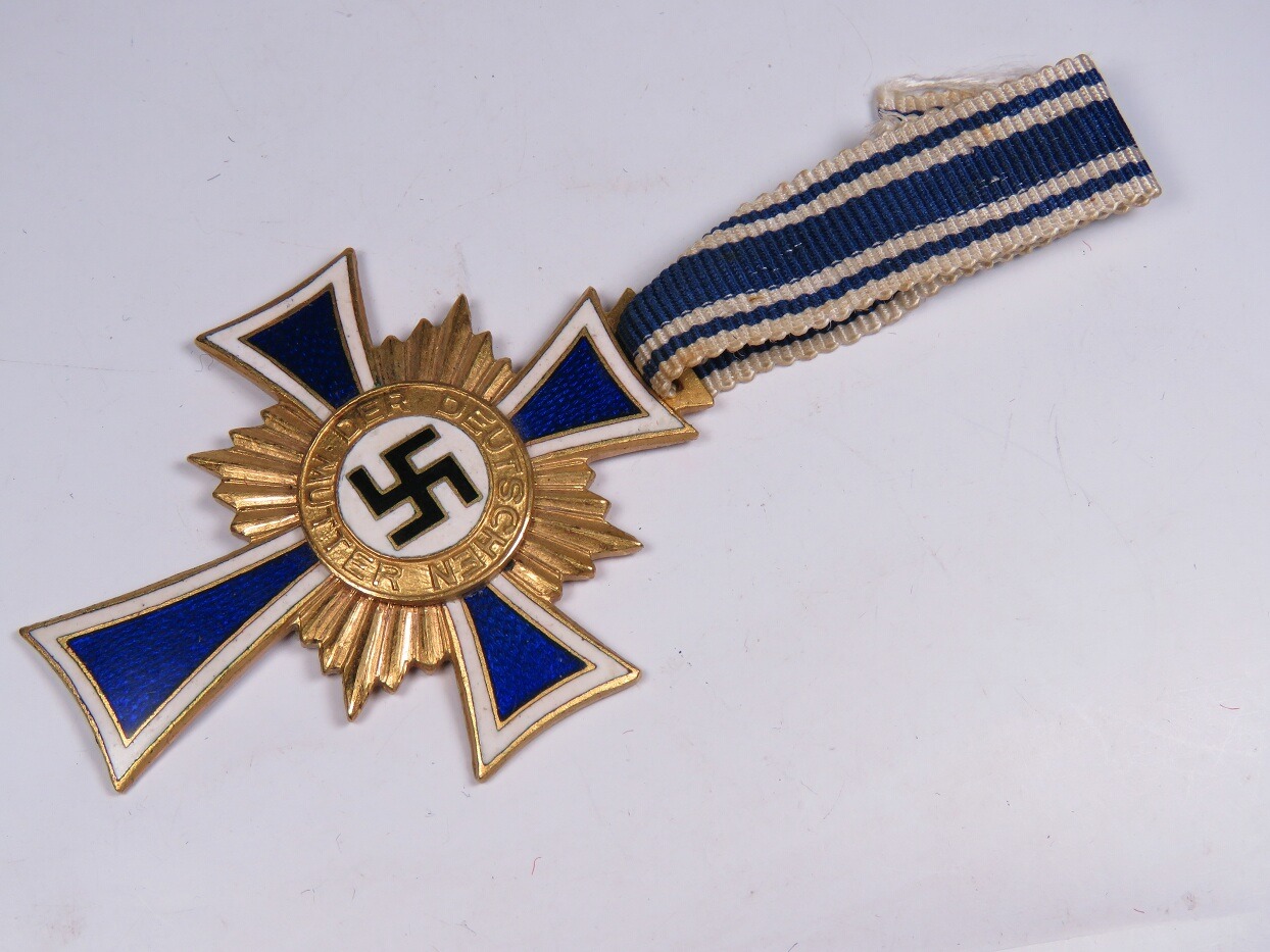 Trump promueve medallas a madres blancas como en la alemania nazi
