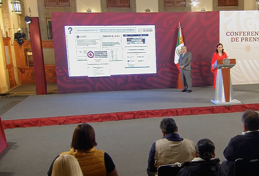 Vilchis exhibe contratos de Animal Político