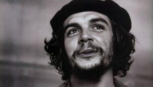 Ernesto “Che” Guevara, un revolucionario, médico, autor, guerrillero y figura central en la Revolución Cubana. Símbolo de la transformación de Cuba.