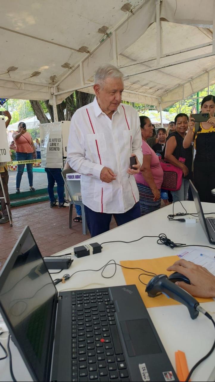 AMLO acude a votar
