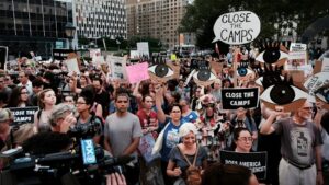 Cientos de migrantes protestan por documentos para transitar y trabajar
