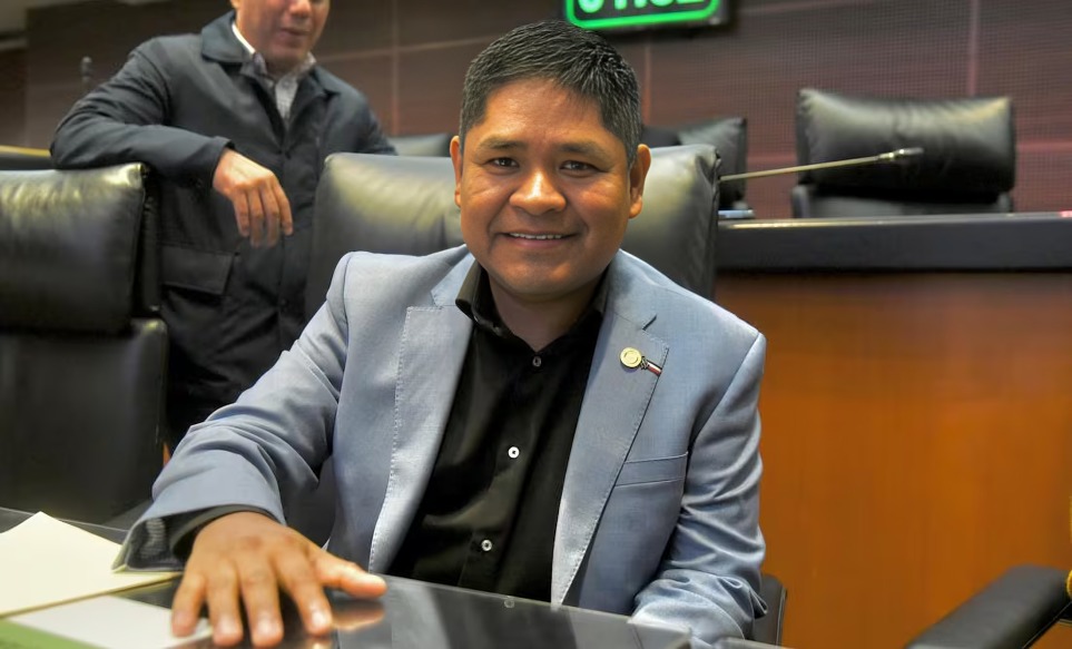 Erasmo Catarino toma protesta en el Senado