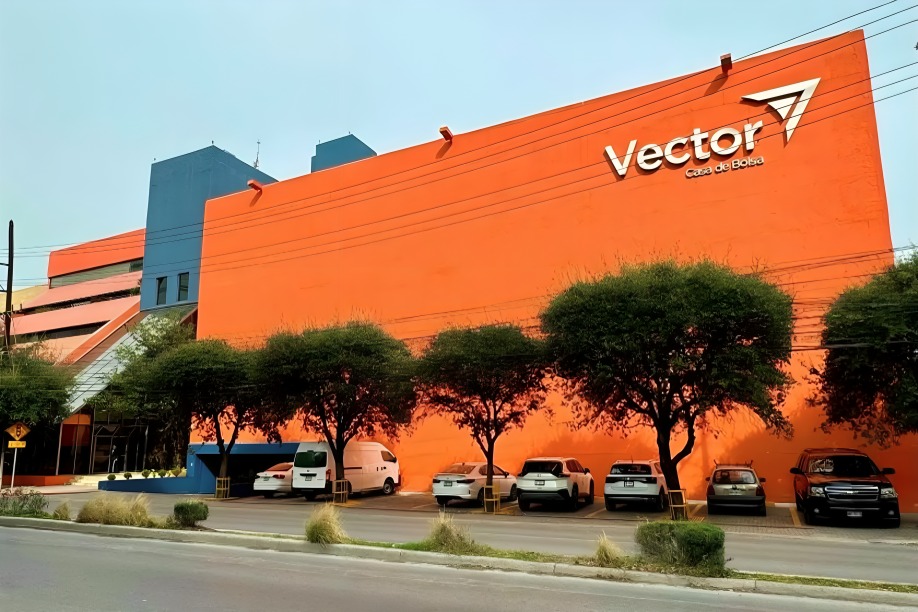 Fitch baja calificación crediticia a financieras mexicanas
