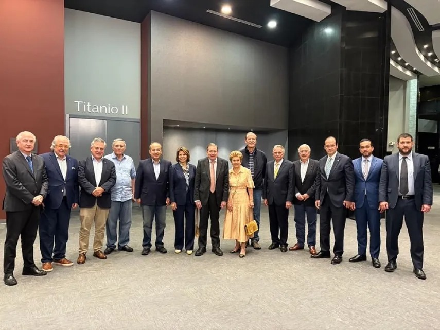 Fox e integrantes de Grupo Idea