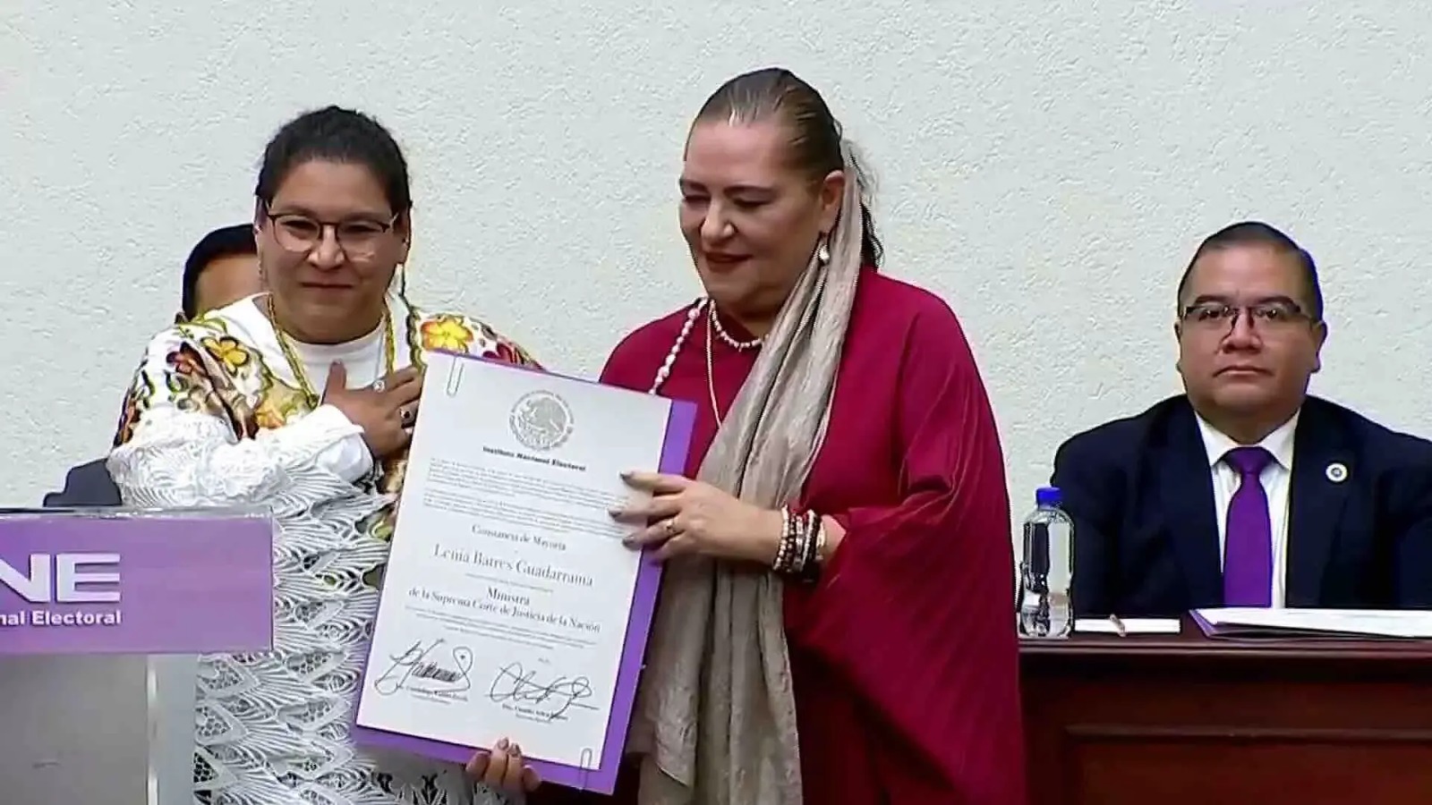 Hugo Aguilar y Lenia Batres reciben constancia de mayoría del INE