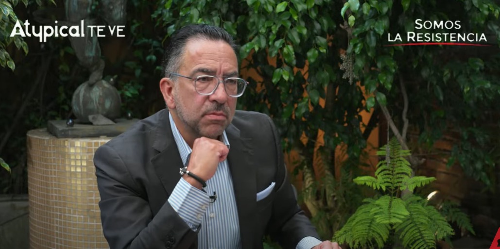 Javier Lozano en Atypical