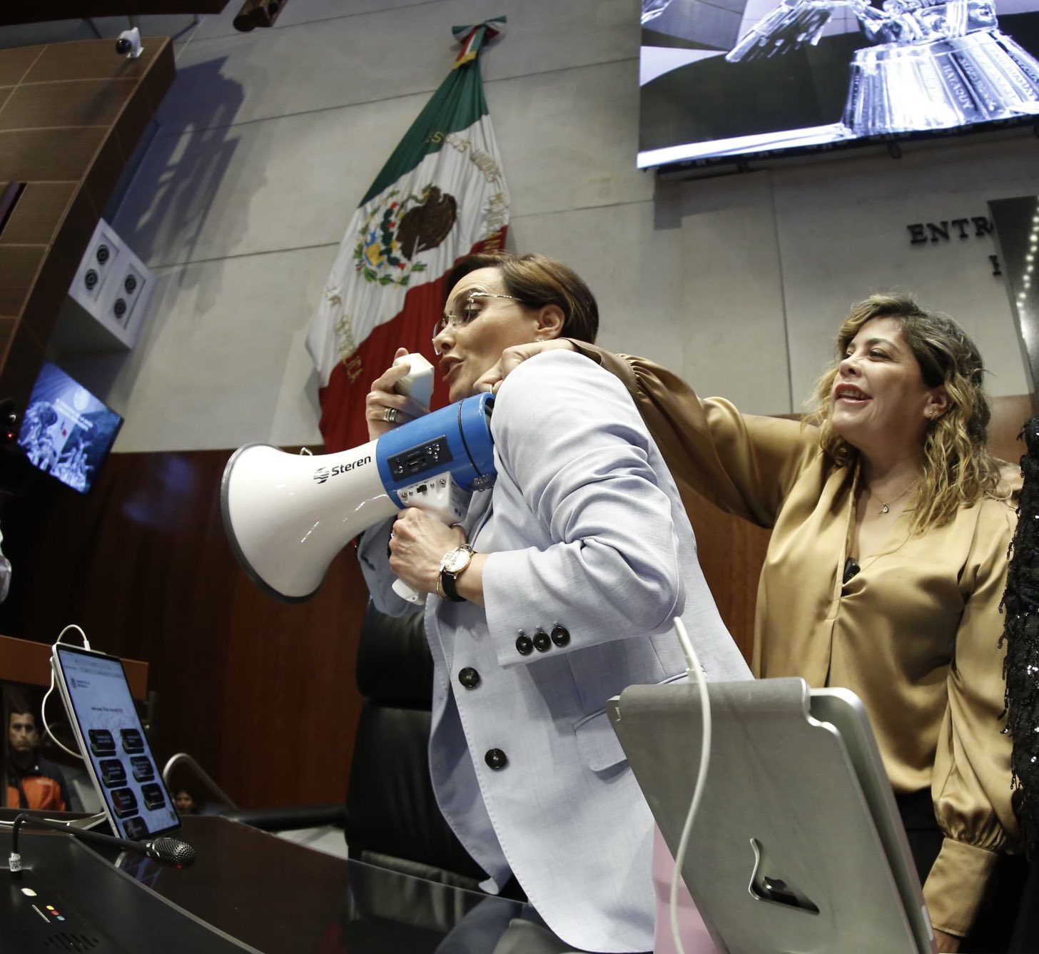 Lilly Téllez Senado megáfono