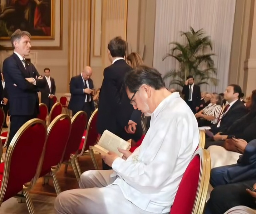 López-Dóriga critica a Noroña por usar guayabera en Vaticano