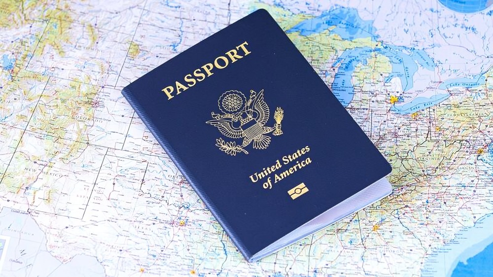 Luis R. Conriquez asegura que EU retuvo su visa