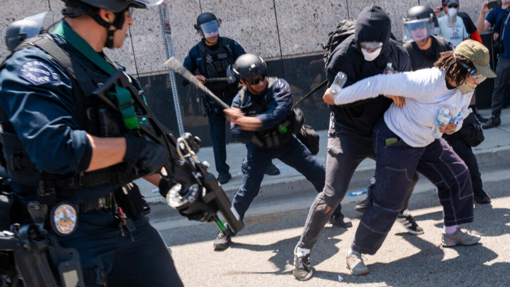 Policías latinos agreden manifestantes