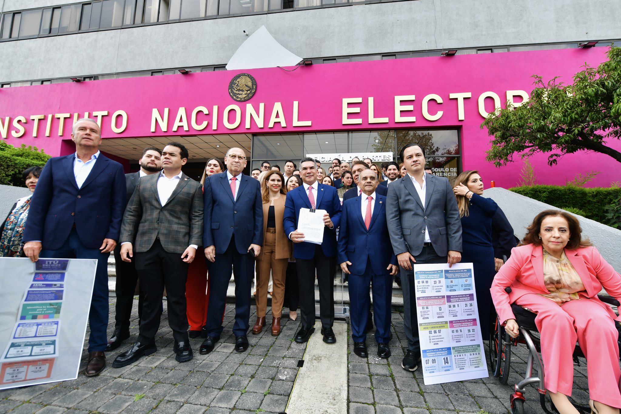 PRI acude al INE