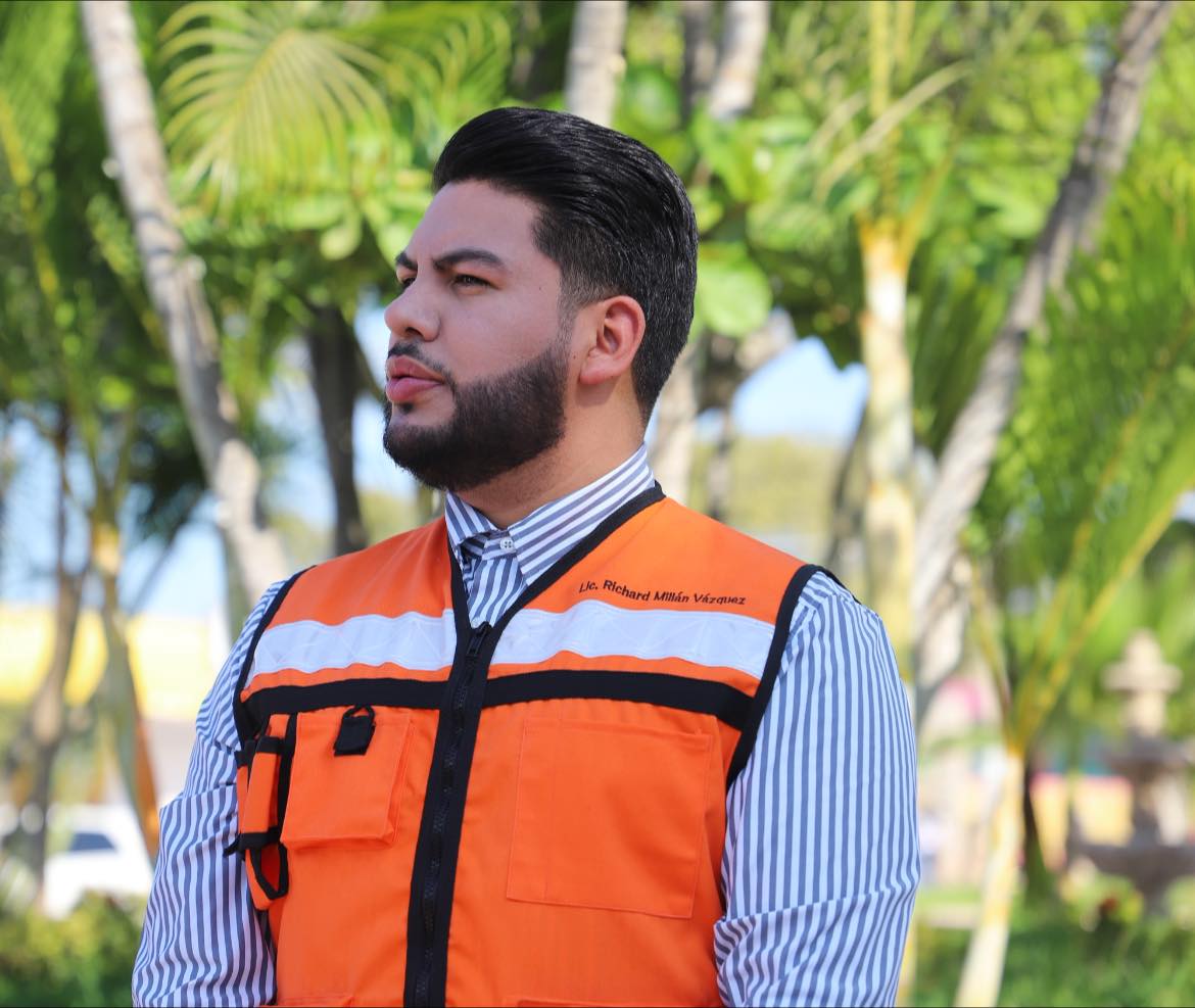Richard Millán. Alcalde de MC presume su viaje a París