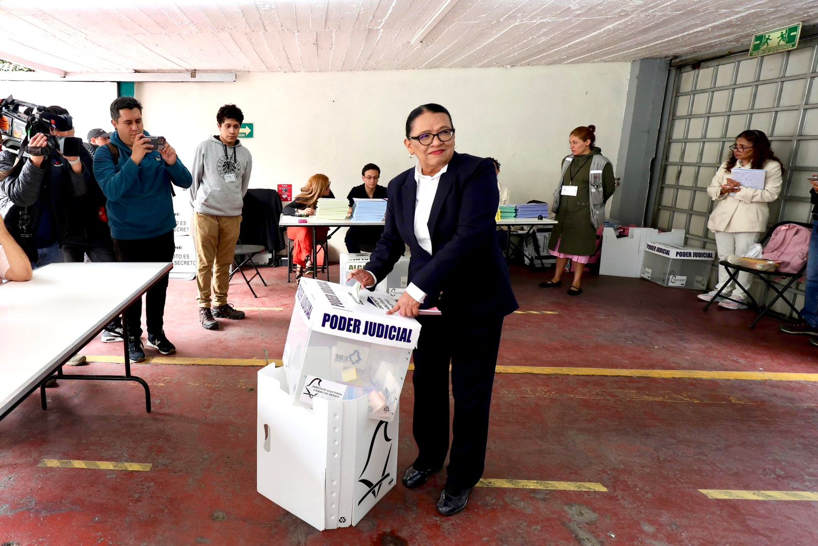 Rosa Icela votó en elección judicial