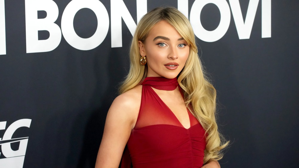 Sabrina Carpenter pide apoyar a fundaciones a favor de migrantes
