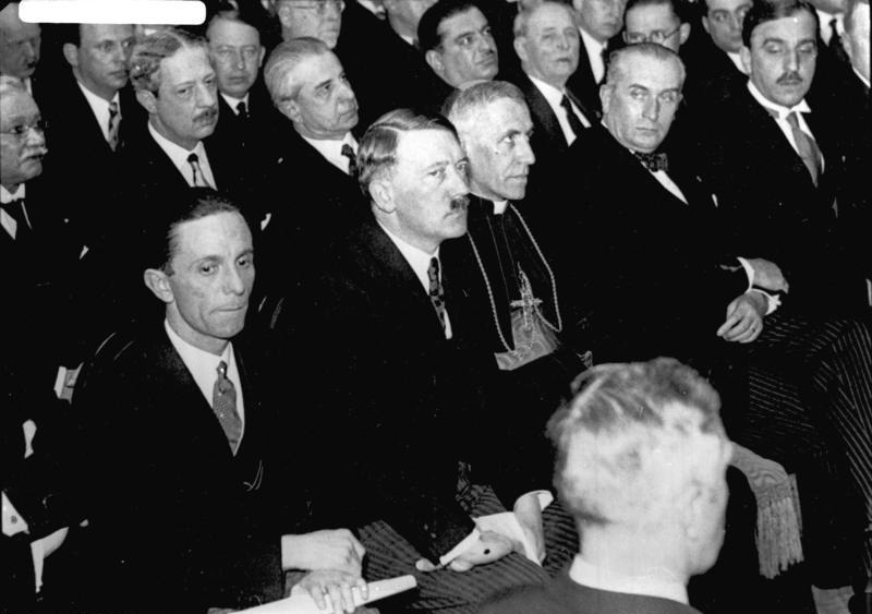 Salinas Pliego compara a Sheinbaum con ministro nazi de Hitler