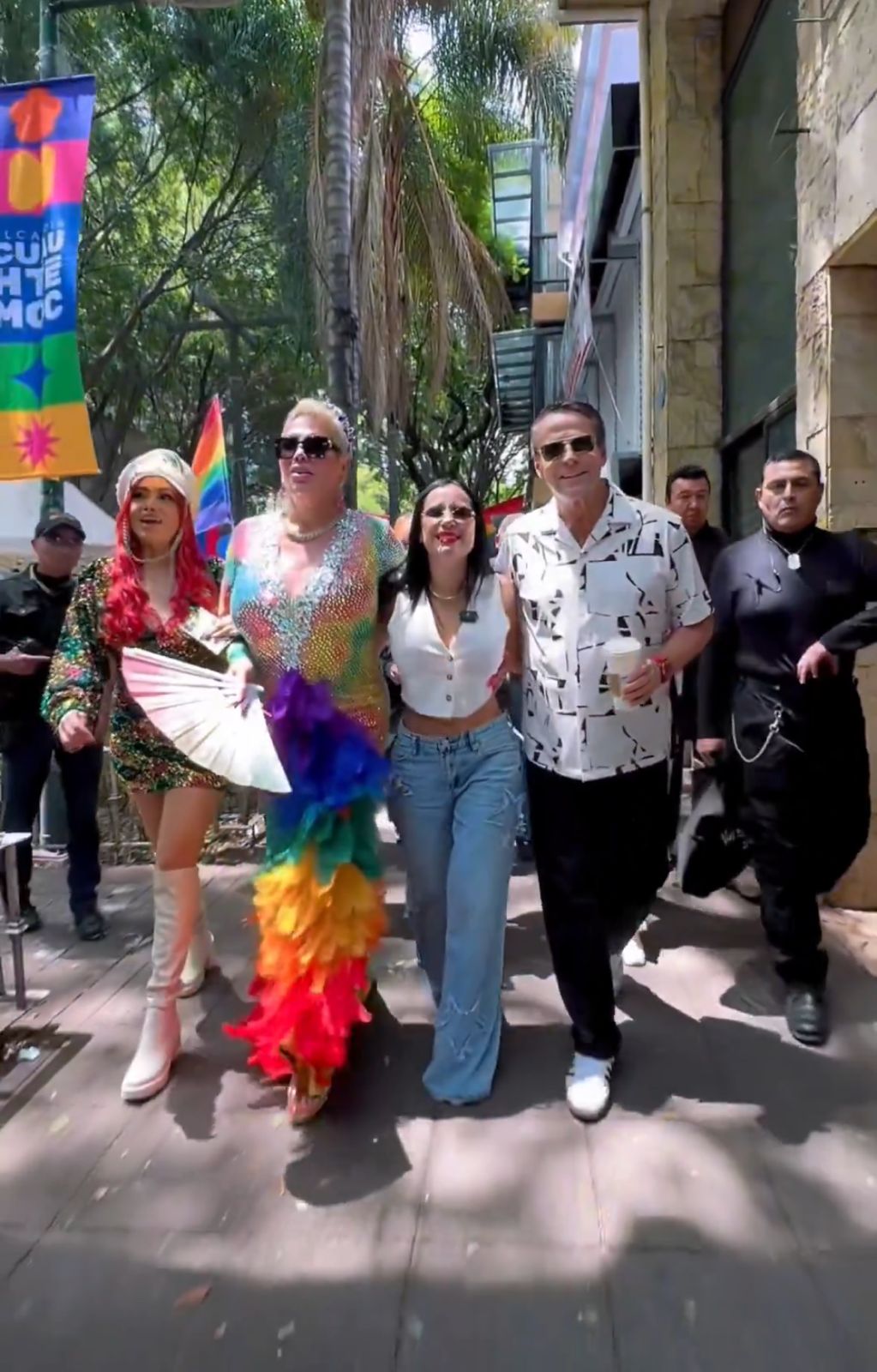 Sandra Cuevas reaparece en marcha del orgullo