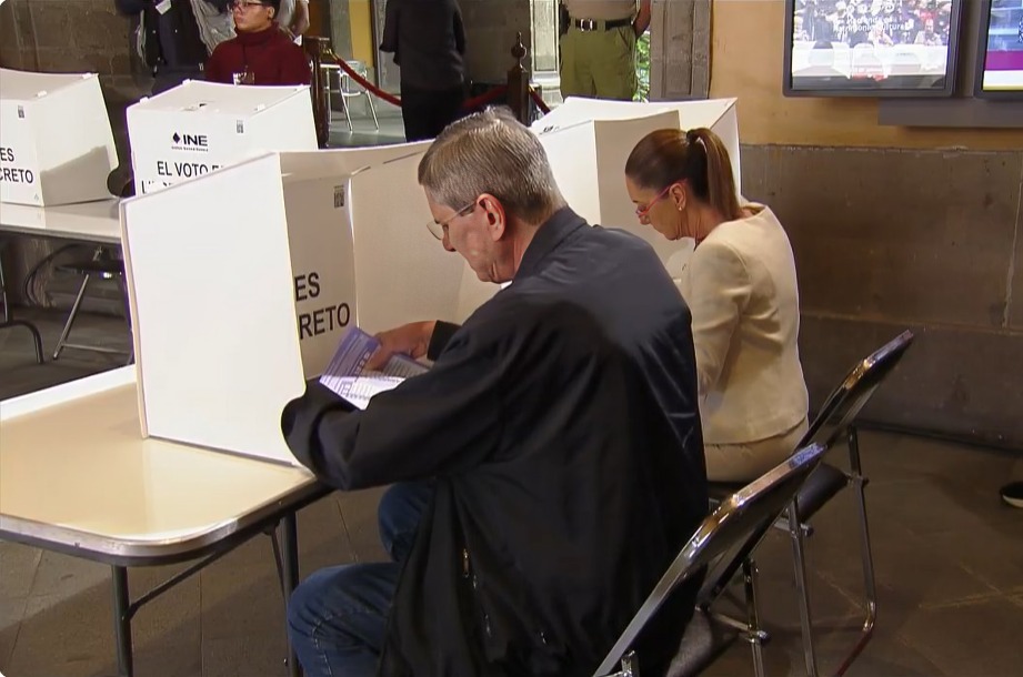 Sheinbaum votó con su esposo en elección judicial