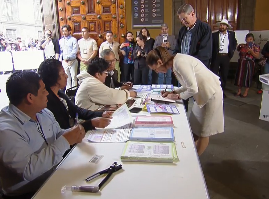 Viva la democracia, exclama SHeinbaum tras votar en elección judicial