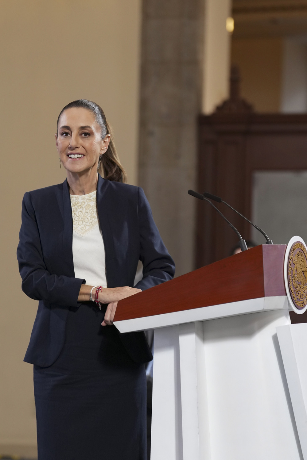 Presidenta Sheinbaum en conferencia mañanera sonriente
