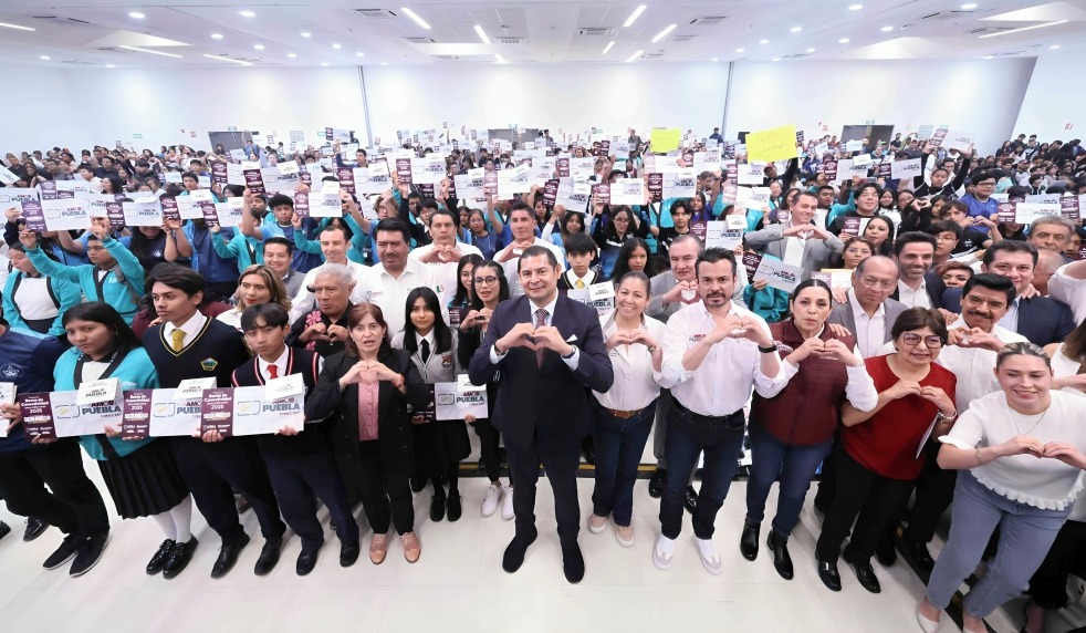 Armenta busca reducir rezago tecnológico en estudiantes de Puebla