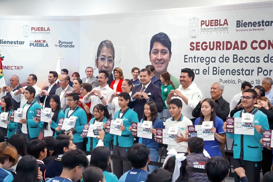 Armenta entrega becas de conectividad digital
