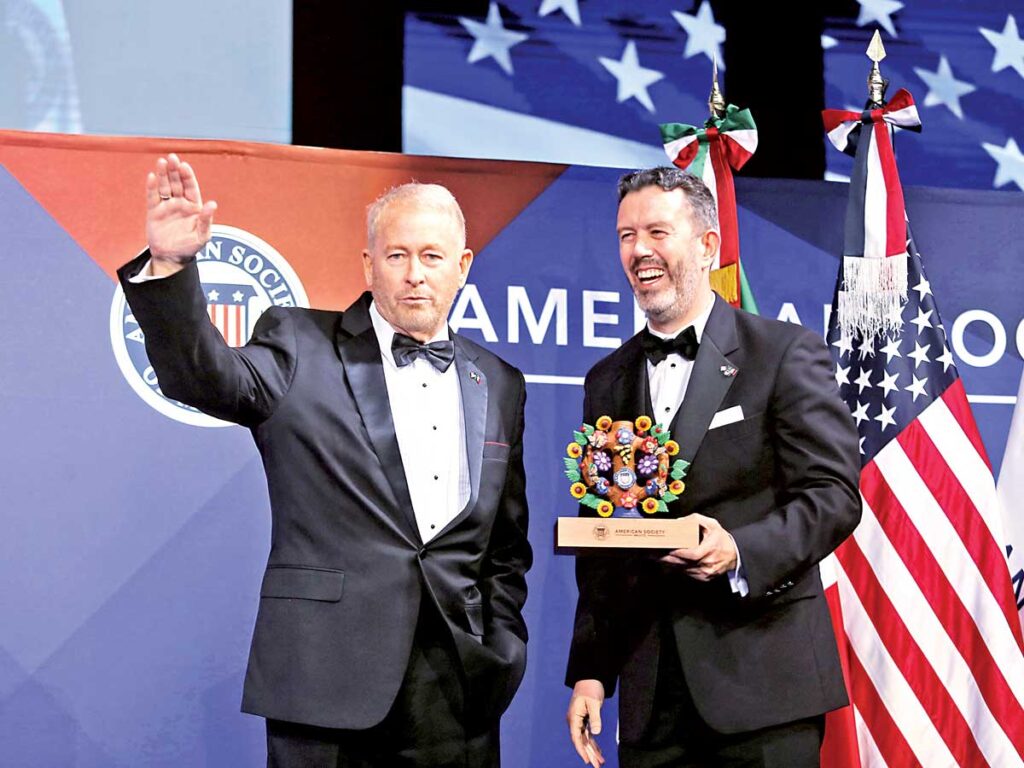 cena embajador de EU