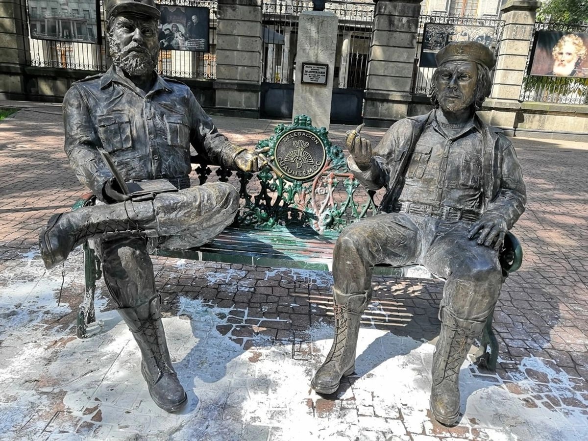 Ciro aplaude reitro de estatuas del Che y Fudel