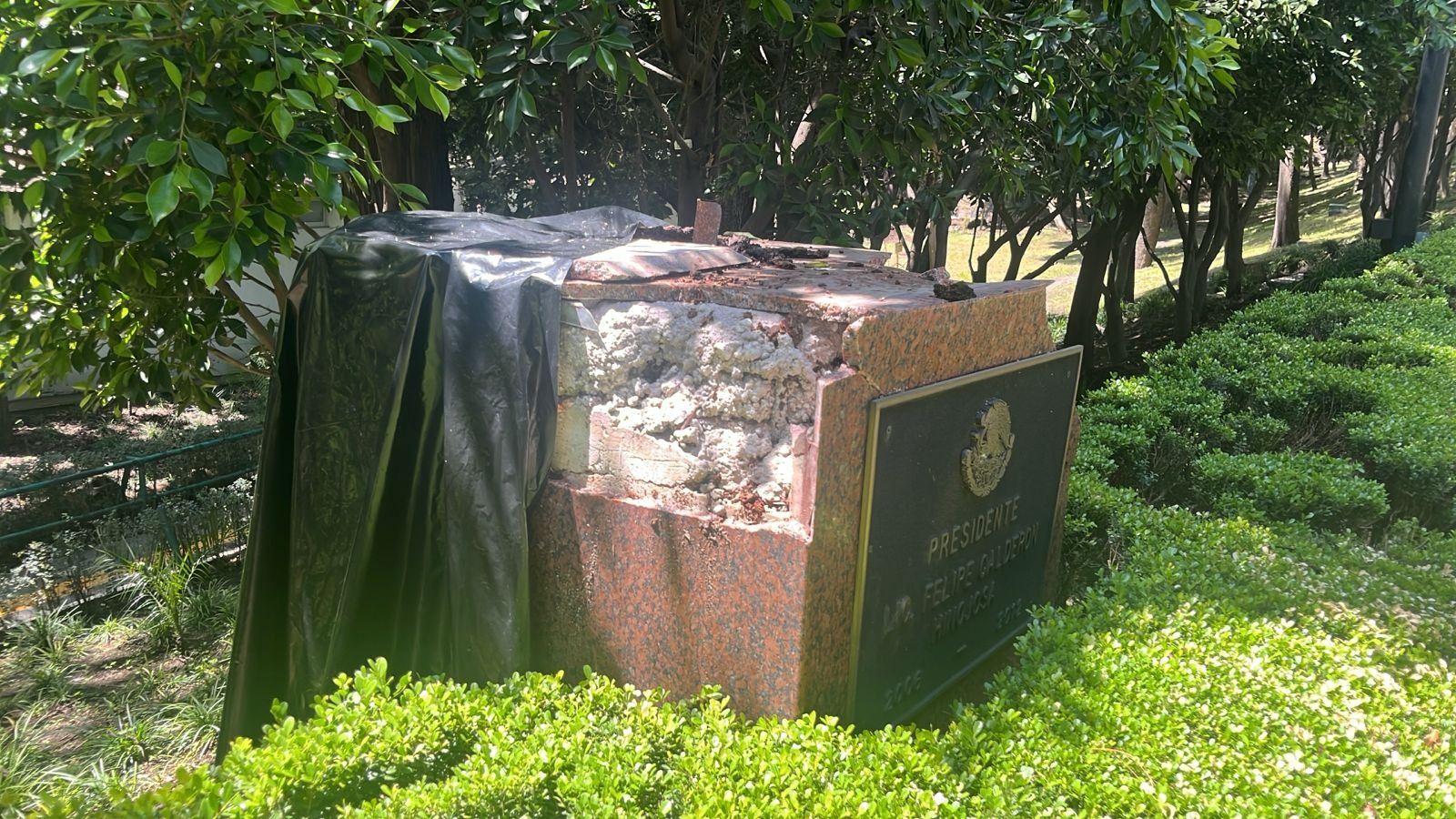 Colapsa estatua de Calderón