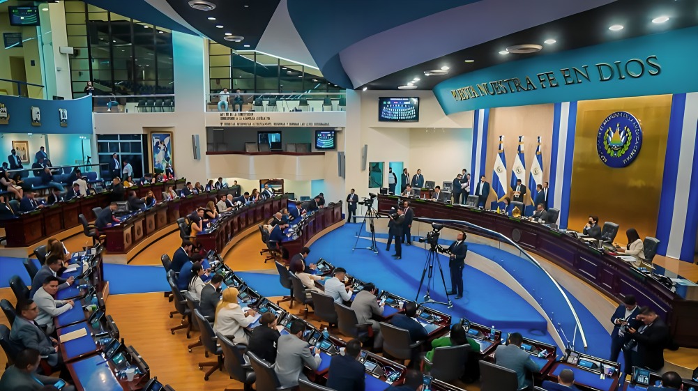 Congreso de El Salvador reforma cinco artículos de la Constitución