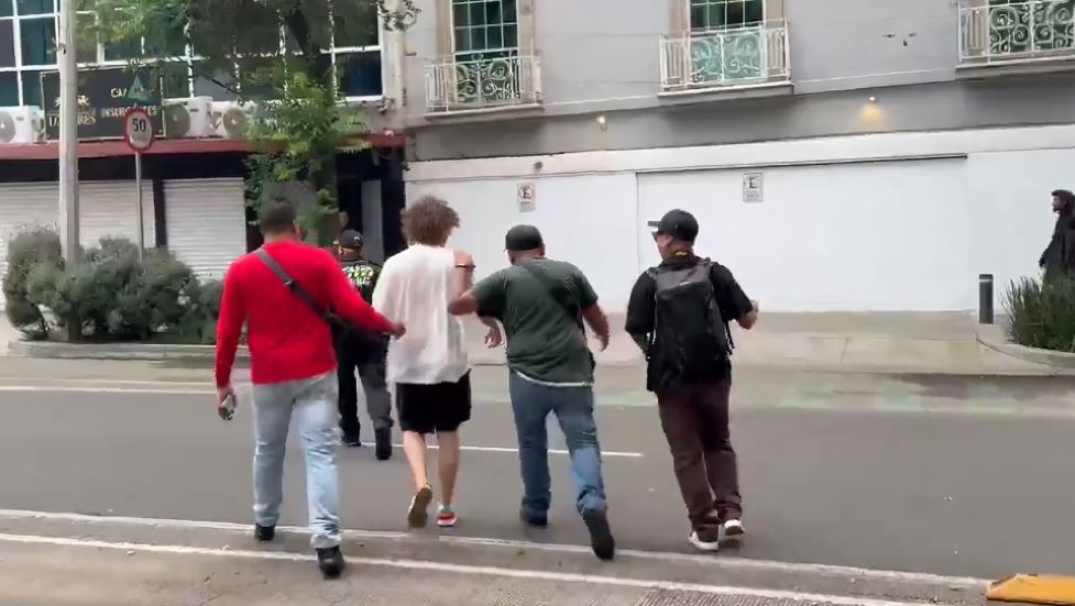 Corren a Luisito Comunica marcha gentrificación 