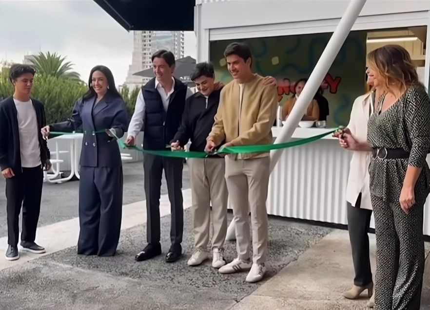 Inaugura local hijo de Salinas Pliego