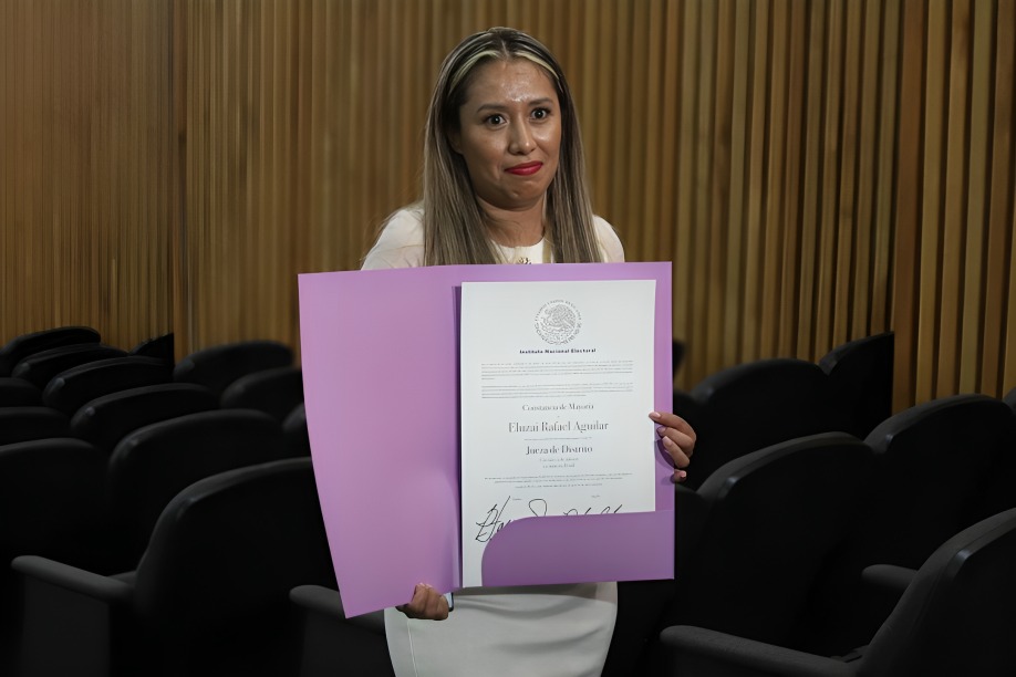 Jueza de la Luz del Mundo recibe constancia del INE