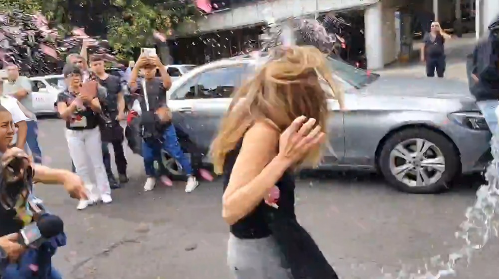 Lanzan líquidos y objetos a Lady Racista
