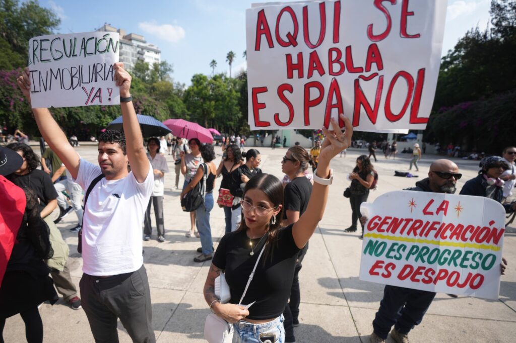 Luisito Comunica apoya marcha