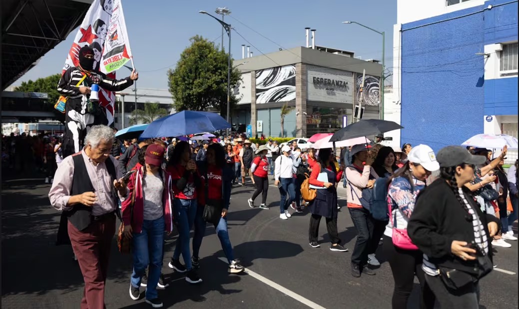 Maestros CNTE toman instalaciones de la SEP