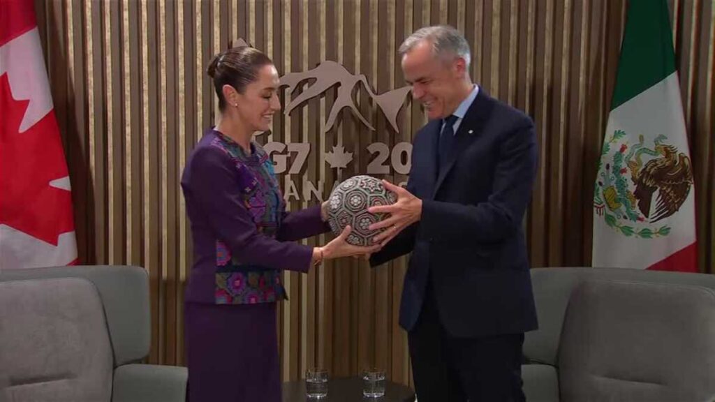 Sheinbaum entrega balón Carney