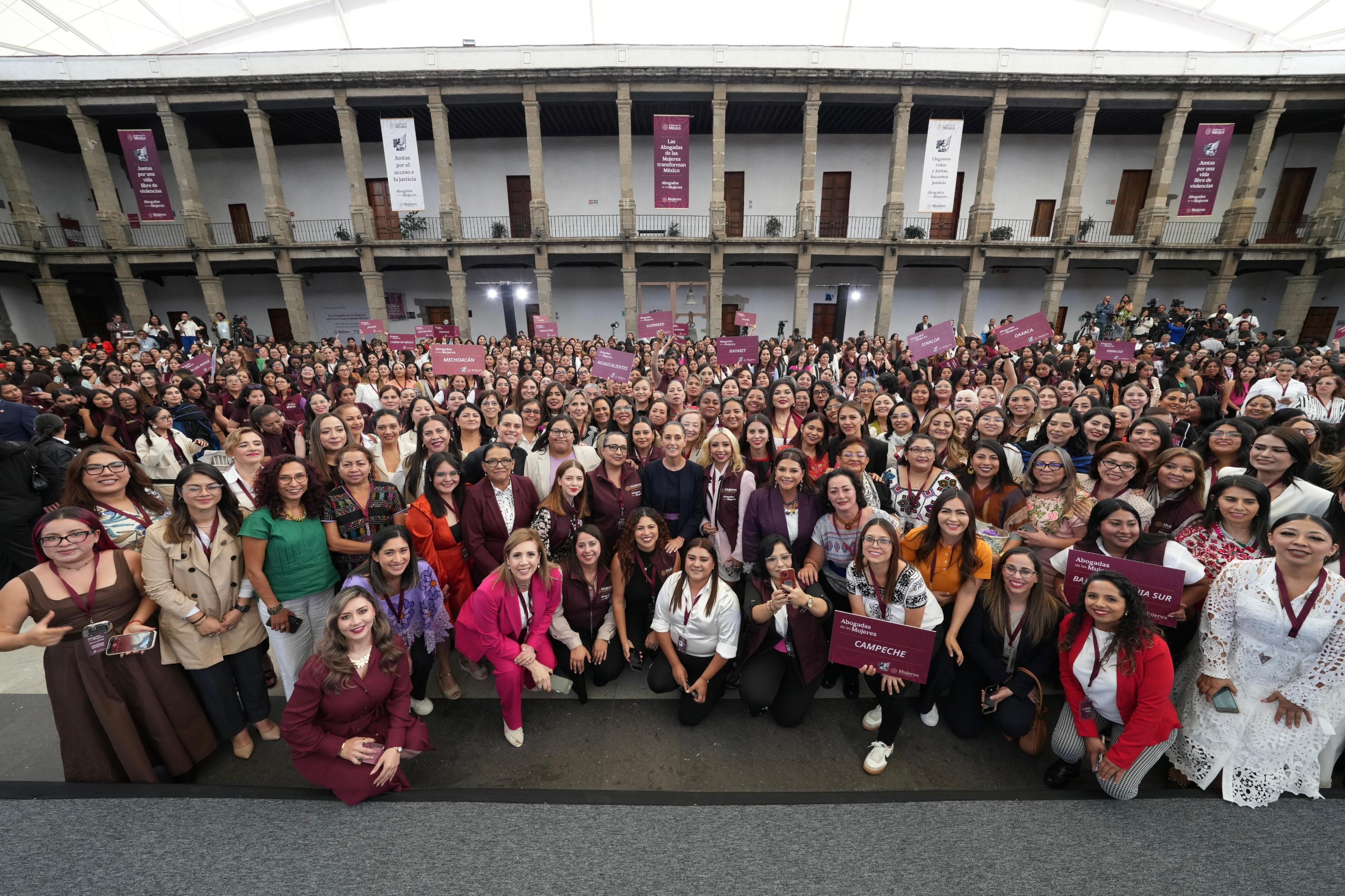 Sheinbaum inaugura programa Abogadas de las Mujeres
