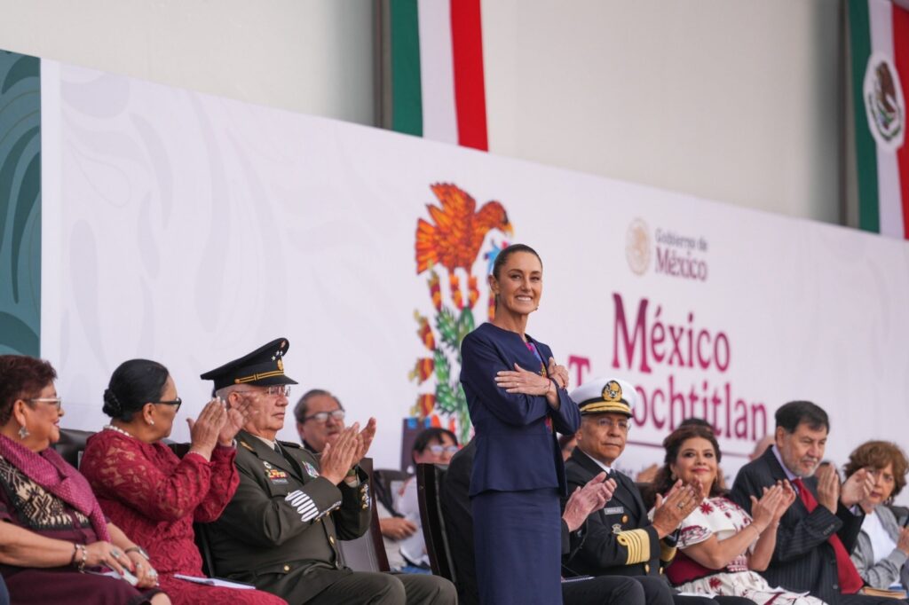 Sheinbaum saluda estrado