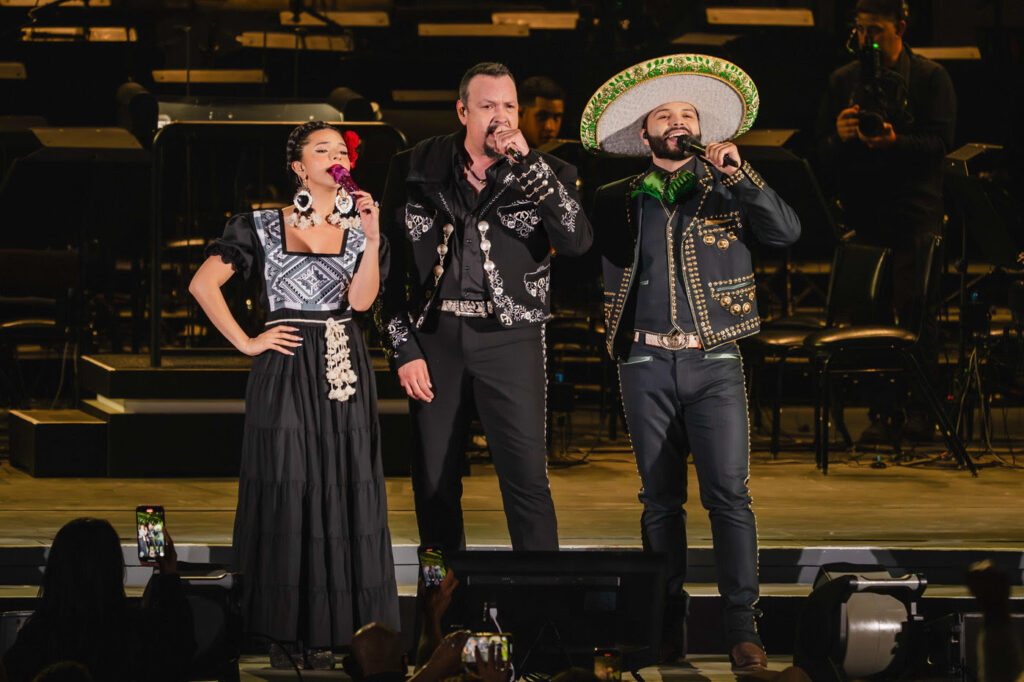 Ángela Aguilar y familia en concierto 