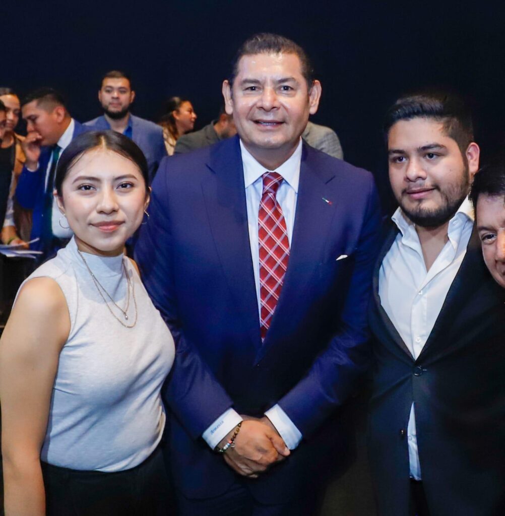 Armenta con jóvenes Puebla