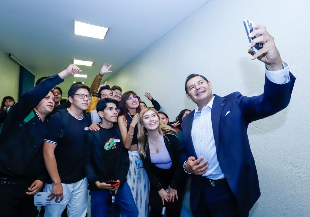 Armenta selfie con jóvenes