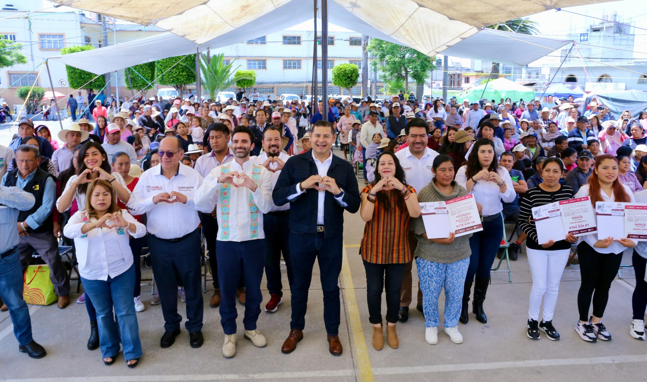Armenta y Albores entregan apoyos a San Miguel Canoa