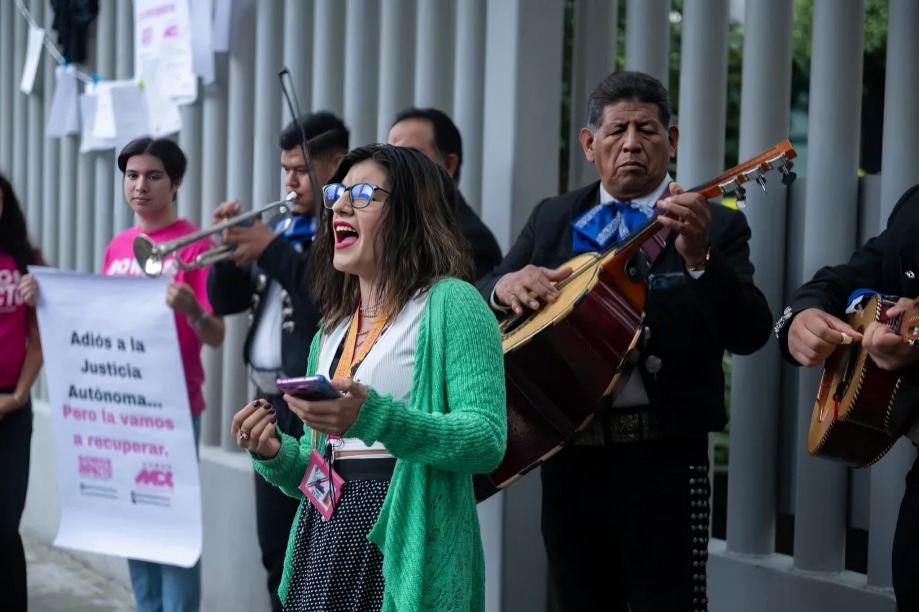 Despiden al Poder Judicial con mariachi y moños negros