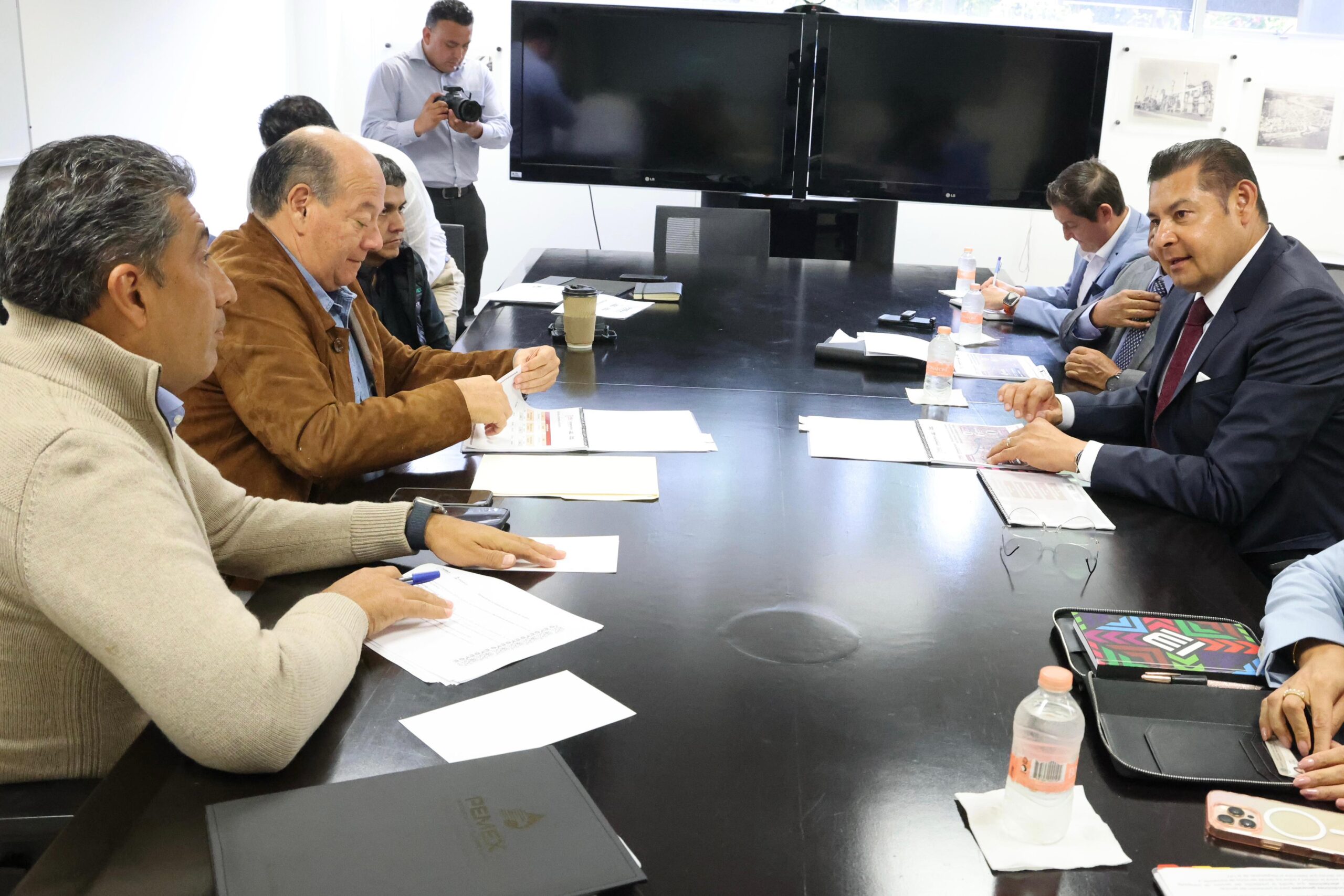 Gobierno de Puebla recibe apoyo histórico de Pemex en asfalto