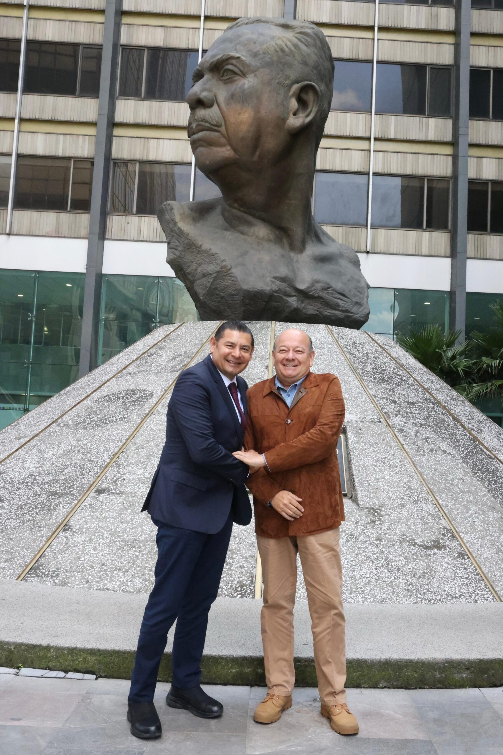 Gobierno de Puebla recibe apoyo histórico de Pemex en asfalto