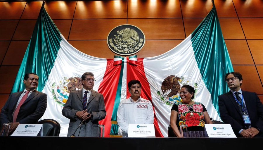 Hugo Aguilar en foro con legisladores