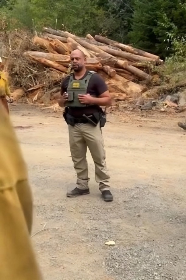 ICE detiene a bomberos