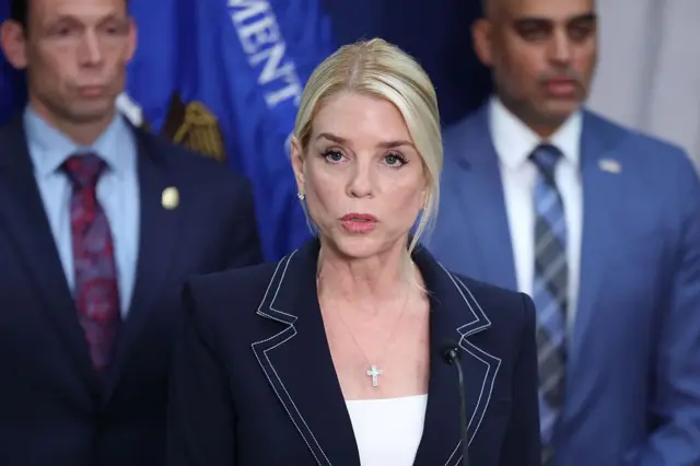 Pam Bondi celebra confesión de El Mayo