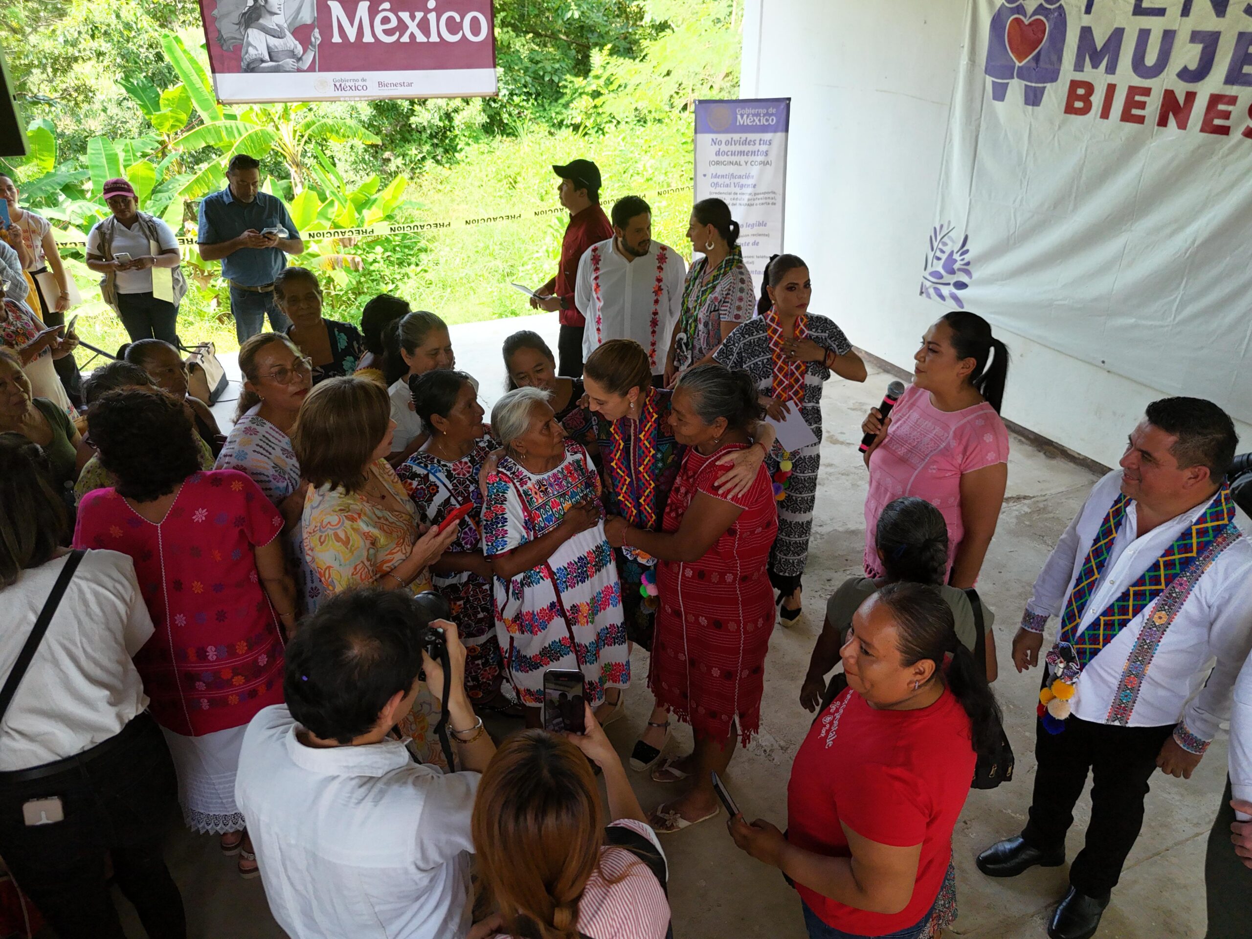 Sheinbaum entrega créditos a mujeres artesanas 